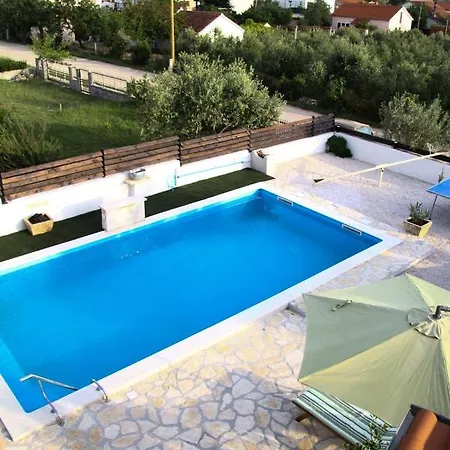 House With A Pool Eva Polaca