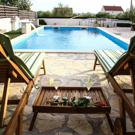 House With A Pool Eva Polaca
