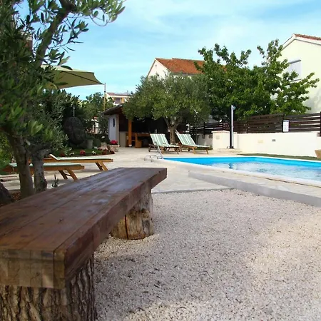 House With A Pool Eva Polaca